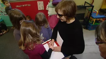 Léona Pistre dans une classe avec des enfants