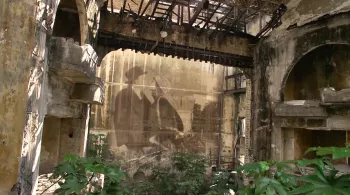 Bâtiment délabré avec projection cinéma