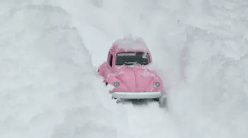 Petite voiture dans la neige