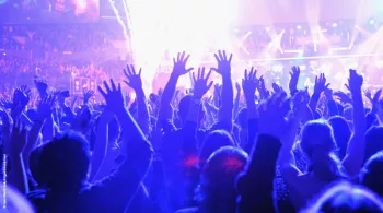 Image d'une foule assistant à un show musical