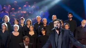 300 choeurs chantent les plus belles chansons des années 80