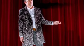  Yann-Herle Gourves tenant un prix dans ses mains 