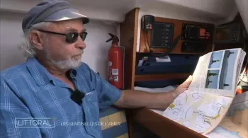 Louis Cozan dans son bateau