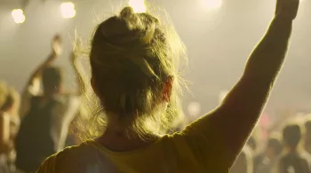 image d'illustration, une femme de dos assistant à un concert