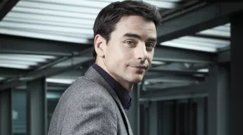 Portrait de JULIAN BUGIER pris au siège de FTV