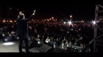 Emmanuel Macron de dos face à la foule