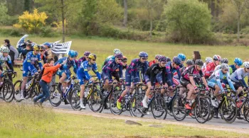 Tour de Bretagne cycliste : cyclistes sur une route de campagne