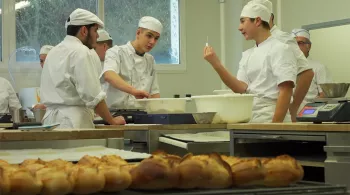 Les mains à la pâte
