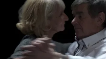 un couple qui danse