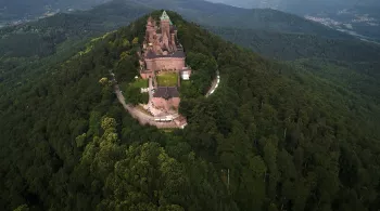 CHÂTEAUX FORTS: LE BON CRÉNEAU
