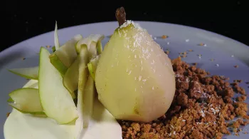 Poire pochée à la vanille, crumble coco et yaourt au miel