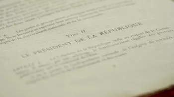 ©YAMI 2_VE REPUBLIQUE_Photo de la Constitution 01