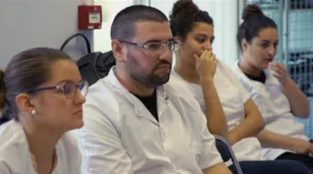 À L'ÉCOLE DES INFIRMIÈRES