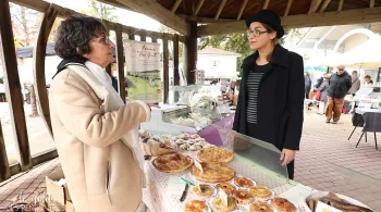 Michelle et France au marché d'Eugénie-les-bains