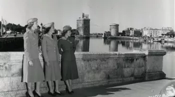 Jeunes femmes sur un pont