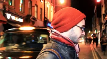 Loïc marche dans la rue