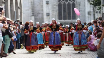 Défilé et danses dans Quimper
