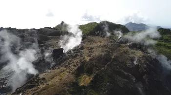 DES VOLCANS ET DES ILES: GUADELOUPE, LA SOUFRIERE SE REVEILLE