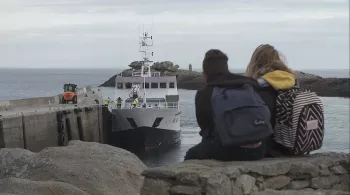 Olwen et Jean dos à la jetée sur l'île de Sein