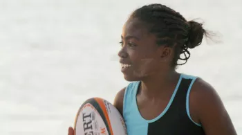  LA JEUNE FILLE ET LE BALLON OVALE