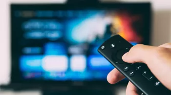 télécommande et téléviseur