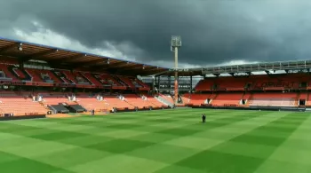 Deux joueurs de cornemuses jouent sur la pelouse du stade du Roudourou à Lorient 