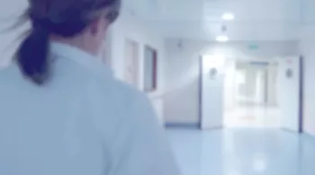 nuit blanche _ infirmière de dos dans un couloir de l'hopital