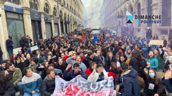 Les manifestants contre la réforme des retraites dans l'hypercentre de Reims en mars 2023