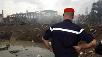 Un pompier au-dessus du cratère de l'usine AZF, le 22 septembre 2001. • © Bruno Souillard/La Provence/MaxPPP