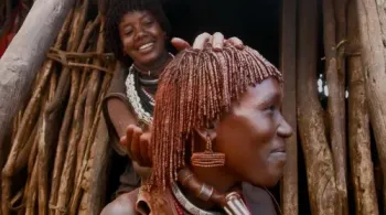Qu’est-ce que la beauté africaine et qui en définit les codes ?  Depuis le milieu du XXe siècle, l’Afrique et ses diasporas redessinent leurs identités, passant des luttes d’autodétermination à l’affirmation de soi. Loin d’être anodines, les normes esthétiques influencent profondément la manière dont les individus et les communautés se perçoivent et sont perçus.