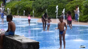 Bassin Bleu, sur la côte est de la Réunion, une eau de source qui jaillit des rochers et se mêle à l’eau de mer. Depuis toujours on y vient boire et chercher de l’eau, parfois de très loin. Si vous y êtes très tôt le matin, certain que vous croiserez des habitués : ces porteurs d’eau, chargés de sacs remplis de bonbonnes d’eau en plastique. Ils viennent au bassin boire, parfois nager, se régénérer au contact d’un lieu magique et unique où résonne clairement la force d’une nature qui se montrer aussi généreu