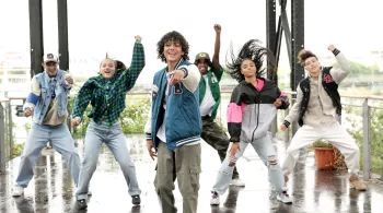 Le chanteur Enzo et ses danseurs