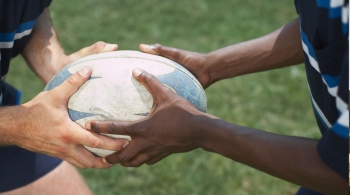 Joueurs de rugby tenant un ballon