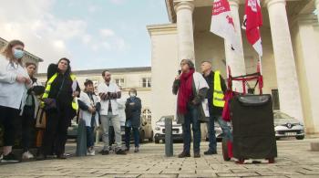 Le personnel de l'hôpital psychiatrique Saint-Jacques de Nantes en grève