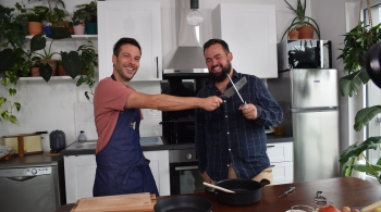 Grégory Cuilleron et Benjamin en cuisine