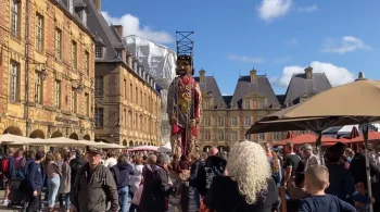 Marionnette géante au Festival mondial des théâtres de marionnettes à Charleville-Mézières dans les Ardennes