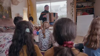 Comment se (re)trouver quand on est déraciné ? 🤔 Découvrez l'histoire de René Lacaille et de ses enfants, une lignée de musiciens hors-norme qui portent haut la culture créole à travers le monde ! 🗺️🎤