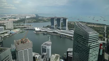 Tel un laboratoire à ciel ouvert, Singapour semble façonner le monde de demain à coups d'audaces et d'ingénierie. Ce temple de la finance et de la tech n'a pas pour autant vendu son âme au verre et au béton. Cette ville-jardin cosmopolite oeuvre depuis son indépendance, en 1965, à reverdir ses paysages avec 330 parcs, des forêts immenses, des îles conservées dans leur état sauvage et de nouvelles réserves naturelles sur une surface pourtant limitée. 