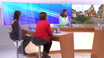 Laurence Lancelot, Responsable RH Groupe Gruau à gauche en rouge Lucie Papot , Elève en Terminale, à gauche Laurena Salion, Guide conférencière à Fresnay sur Sarthe, à droite