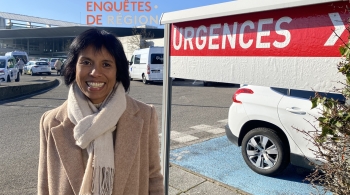 Sylvie Malal devant un panneau "urgences" 