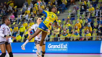 Joueuse du Metz Handball en action