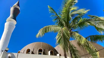 La grande prière de la fin du Ramadan sera célébrée de la Grande Mosquée de Saint-Pierre,  mardi 3 mai  de 7H00 à 8H00 en direct sur Réunion la 1ère .