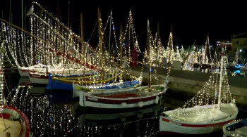bateaux décorés de guirlandes lumineuses