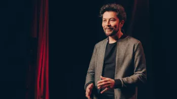 Reconnu pour l’importance qu’il accorde aux sujets de fond dans ses spectacles, et grâce à une analyse fine de notre société, Karim Duval est souvent sollicité pour intervenir lors de conférences sur ses thèmes de prédilection, avec l’humour pour arme de transmission massive.