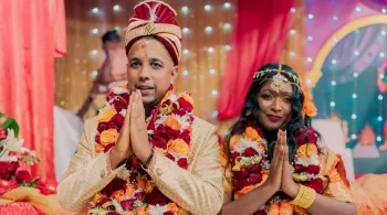 6 mariages, 6 histoires et un témoin privilégié, Rocaya ! : Mariage 2 : Laurencia & Brice Laurencia 39 ans et Brice 38 ans forment depuis 19 ans une belle famille avec leurs trois enfants. C’est sur le sol métropolitain que nos deux jeunes Réunionnais se sont rencontrés en quête d’un avenir professionnel meilleur, et cerise sur le gâteau, ils ont trouvé l’amour. C’est sur la terre de leurs ancêtres qu’ils ont décidé de sceller leur union selon la tradition tamoule chère à Laurencia. Nous retrouvons notre de