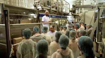Les Nouveaux Défis, votre rendez-vous avec l’économie de l'île sur Réunion la 1ère.  Chaque mois, Stéphanie Joannès vous invite dans les coulisses des entreprises et des industries de notre île à la découverte des secrets de la production locale et à la rencontre des hommes et des femmes qui font vivre l’économie.  Portraits, métiers, innovation, économie circulaire, environnement, vous le verrez, les défis à relever sont nombreux dans nos entreprises locales.  Un magazine proposé par l’ADIR, avec le soutie
