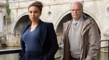 Retour dans la magnifique ville de Bath pour de nouvelles enquêtes aussi complexes que déroutantes, toujours menées par la très ambitieuse capitaine McDonald et le timide et modeste lieutenant Dodds. 