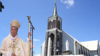 Le rayonnement spirituel de La Réunion à l'honneur pour les Rameaux Ce dimanche 29 mars, Le Jour du Seigneur s’installe à l’église de Saint-André pour une célébration exceptionnelle en direct sur Réunion la 1ère. La messe sera présidée et prêchée par l'évêque, Monseigneur Pascal Chane-Teng. Entre le témoignage de foi d'Aliya Djana Marie Dramé, la ferveur de la communauté locale et la parole inattendue de la grande reporter Mémona Hintermann, vivez une entrée dans la Semaine sainte marquée par le dynamisme e