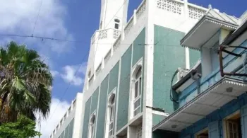 120 ans de lumière au cœur de la cité.  Elle a traversé les siècles, survécu aux incendies et grandi au rythme des Réunionnais. À l'occasion de son 120ème anniversaire, Archipels vous ouvre les portes de la Grande Mosquée Noor-e-Islam. Entre archives rares et témoignages poignants, immersion dans un sanctuaire de paix devenu le symbole d'un dialogue interculturel unique au monde.