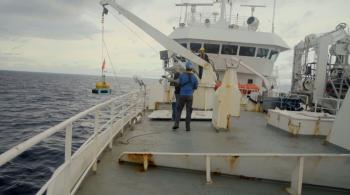 Inédit - à bord du patrouilleur Osiris II, propriété des Affaires Maritimes, en mission dans les eaux de l'océan indien : surveillance des zones de pêche, appui aux équipes scientifiques, formation en immersion pour deux jeunes qui se destinent aux métiers de la mer. Un voyage au rythme d'une "marée" de 45 jours